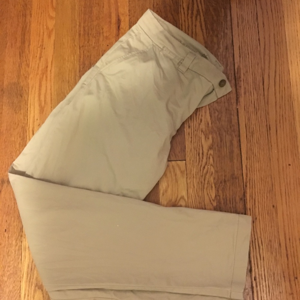 Gap. Women’s khaki. Size 6